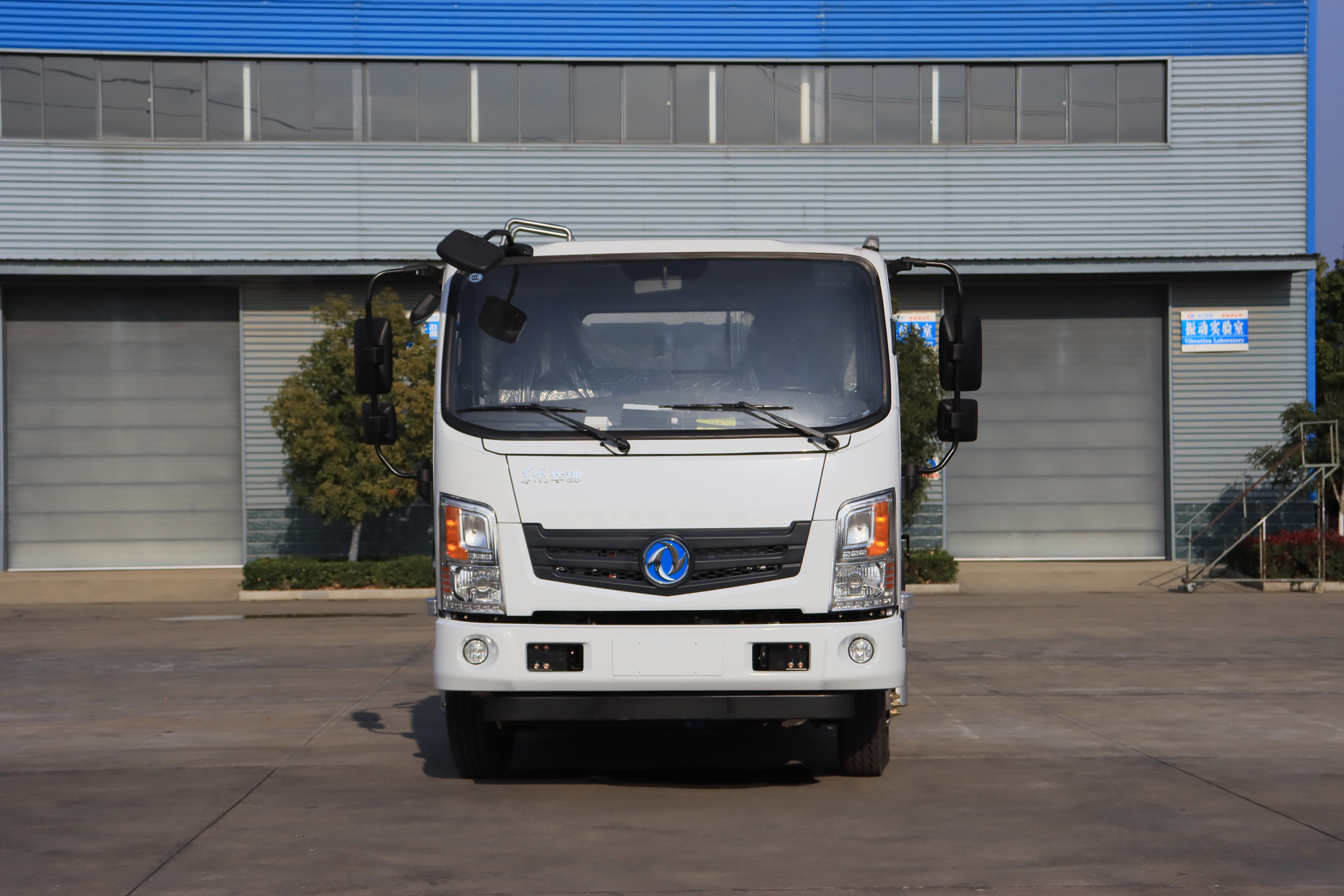 東風(fēng)華神8方純電動(dòng)餐廚垃圾車(chē)圖片2
