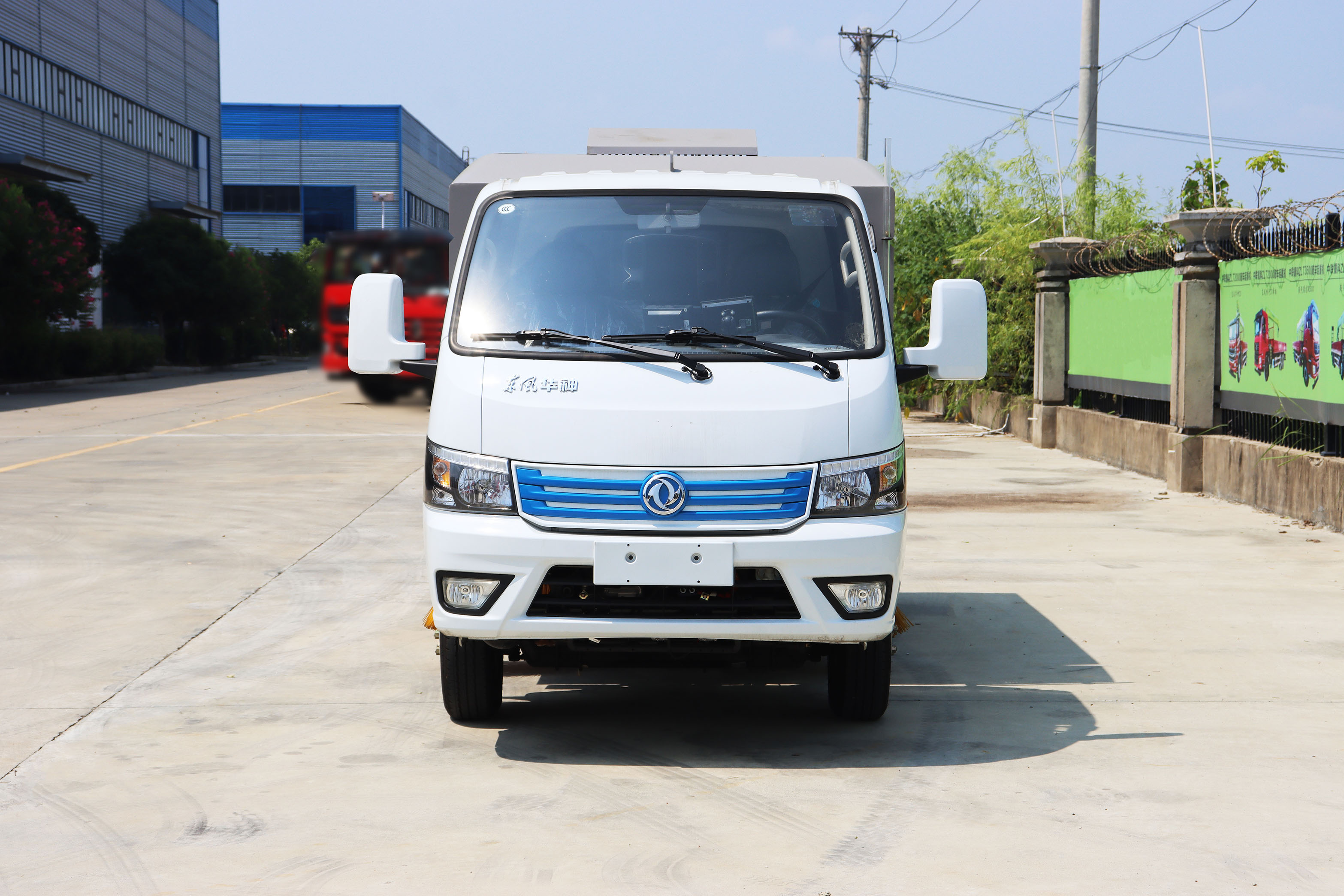 東風(fēng)華神純電動3.5方多功能掃路車圖片2