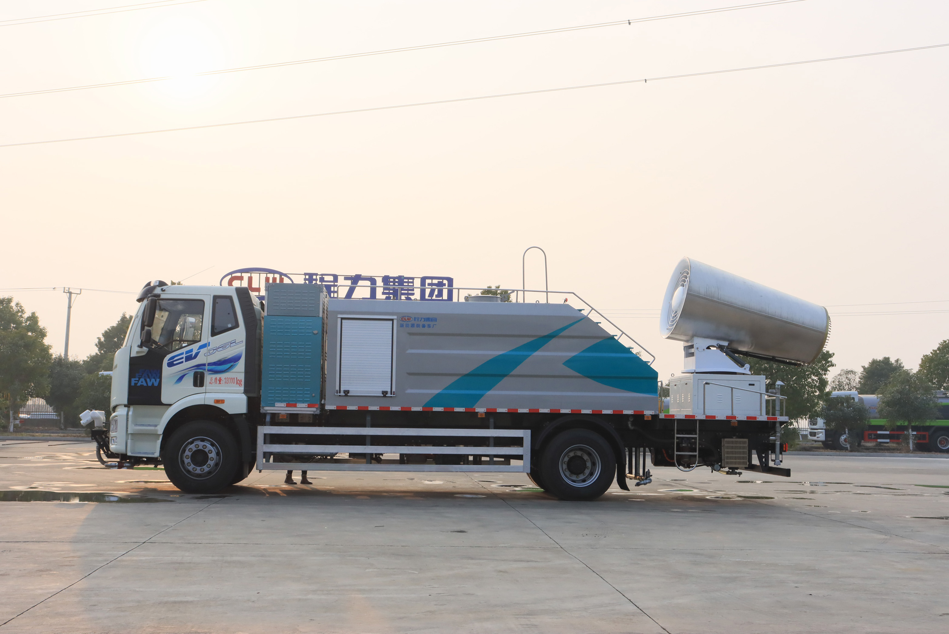 FAW解放純電動(dòng)多功能抑塵車(chē)圖片3